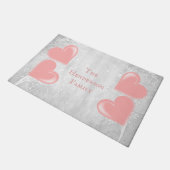 ピンクのハートパーソナライズされたの書式 ドアマット (アングル)