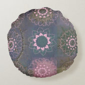 ピンクのハートマンダラオンミュートされたグレー ラウンドクッション (裏面)