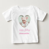 ピンクのハート型フォトネーム 誕生日 娘 ベビーTシャツ (正面)