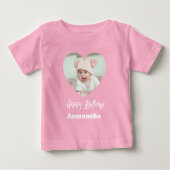 ピンクのハート型フォトネーム 誕生日 娘 ベビーTシャツ (正面)
