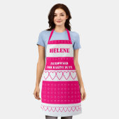 ピンクのハート パターン（の模様が）ある エプロン (着用した状態)