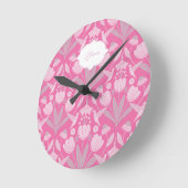 ピンクのハummingbirdコケッテ わがままな花のデザイン ラウンド壁時計 (傾斜)