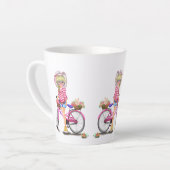 ピンクのバイクと猫を花で飾ったかわいいブロンドの女の子 カフェラテマグ (左アングル)