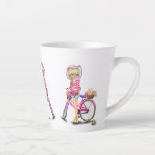 ピンクのバイクと猫を花で飾ったかわいいブロンドの女の子 カフェラテマグ (右)