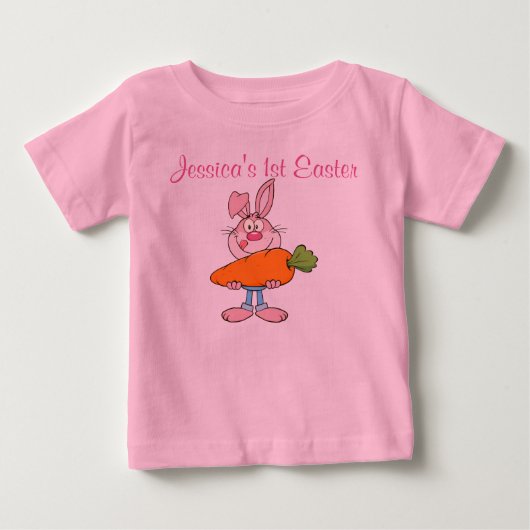 ピンクのバニー保持の巨大なニンジンカスタムピンク ベビーTシャツ (正面)