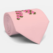 ピンクのバラから成っているピンクのリボン ネクタイ (ロール)