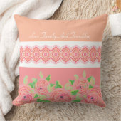 ピンクのバラがアクセントになっている クッション (ブランケット)