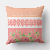 ピンクのバラがアクセントになっている クッション (裏面)