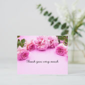 ピンクのバラがピンクの背景サンキューカード ポストカード (スタンド正面)