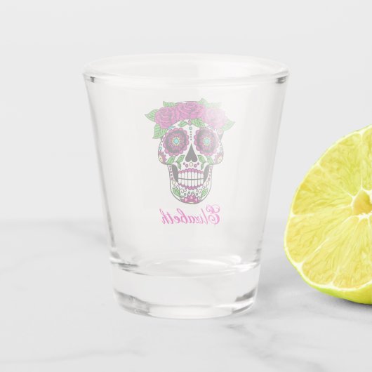 ピンクのバラが付いている砂糖のスカルパーソナライズな| ショットグラス (裏面)
