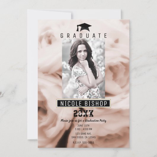 ピンクのバラが見すぼらしいシックな卒業写真パーティー 招待状 (正面)