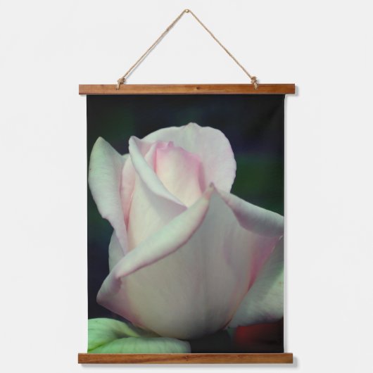 ピンクのバラつぼみの花 吊り下げ型タペストリー (正面)