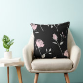 ピンクのバラとバラの芽を持つ黒 クッション (椅子)