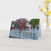 ピンクのバラとピケットフェンス – Martha's Vineヤード カード (黄色い花)