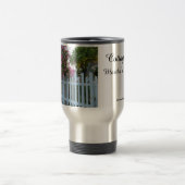 ピンクのバラとピケットフェンス – Martha's Vineヤード トラベルマグ (中央)