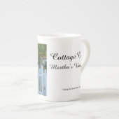 ピンクのバラとピケットフェンス – Martha's Vineヤード ボーンチャイナマグカップ (正面右)