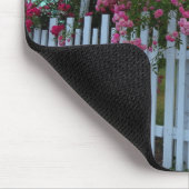 ピンクのバラとピケットフェンス – Martha's Vineヤード マウスパッド (コーナー)
