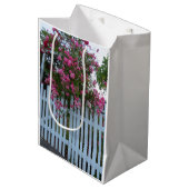 ピンクのバラとピケットフェンス – Martha's Vineヤード ミディアムペーパーバッグ (正面アングル)