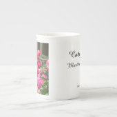 ピンクのバラとロッカー – Martha's Vineヤード ボーンチャイナマグカップ (正面)