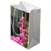 ピンクのバラとロッカー – Martha's Vineヤード ミディアムペーパーバッグ (正面アングル)