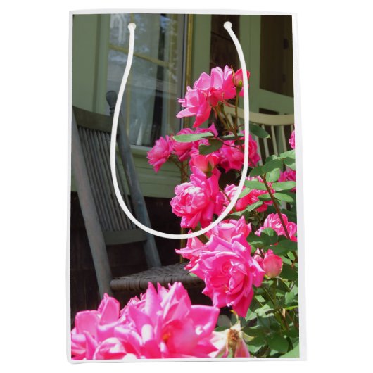 ピンクのバラとロッカー – Martha's Vineヤード ミディアムペーパーバッグ (正面)