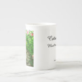 ピンクのバラと格子 – Martha's Vineヤード ボーンチャイナマグカップ (正面)