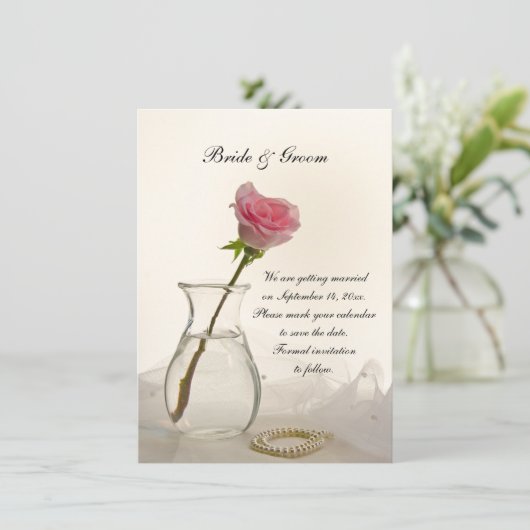 ピンクのバラと白の真珠の結婚式の日付を保存 招待状 (スタンド正面)