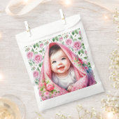 ピンクのバラと笑顔のベビーガールのベビーシャワー フェイバーバッグ (クリップ留めされた状態)