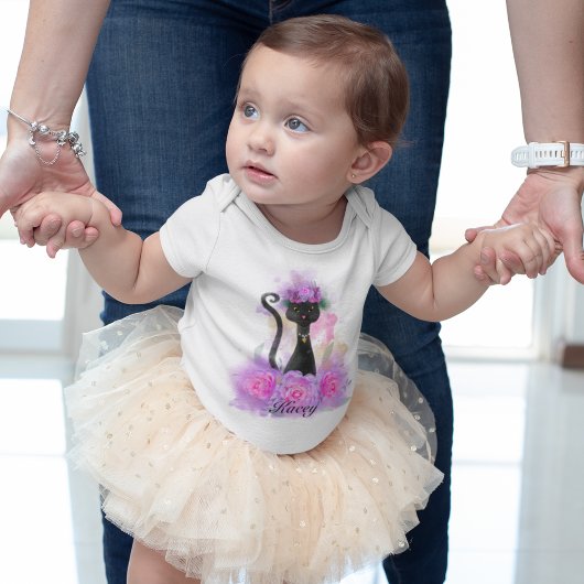 ピンクのバラに座る黒猫の花冠 ベビーボディスーツ