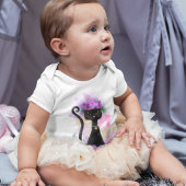 ピンクのバラに座る黒猫の花冠 ベビーボディスーツ