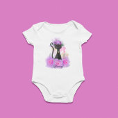 ピンクのバラに座る黒猫の花冠 ベビーボディスーツ