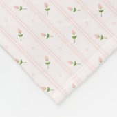 ピンクのバラのつぼみは縞で飾り、 フリースブランケット (角)