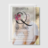 ピンクのバラのアンパサンドとブーケ結婚のフローラ ベラム紙招待状 (オフセット (カップル))