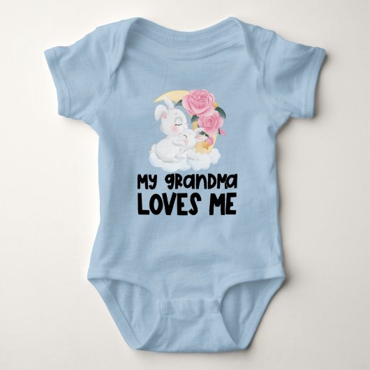 ピンクのバラのウサギ🌹 私のばあちゃんは私を愛してる ベビーボディスーツ (正面)