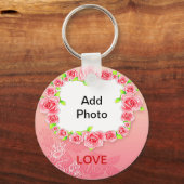 ピンクのバラのバレンタインあなたの写真を追加 キーホルダー (正面)
