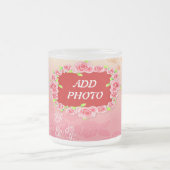 ピンクのバラのバレンタインあなたの写真を追加 フロストグラスマグカップ (中央)