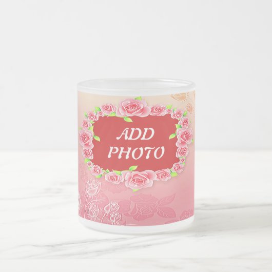 ピンクのバラのバレンタインあなたの写真を追加 フロストグラスマグカップ (中央)