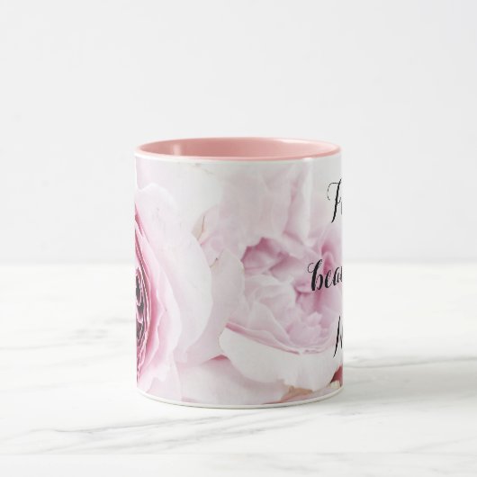 ピンクのバラのフローラかわいらしで美しい姪のために マグカップ (中央)