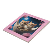 ピンクのバラの入ったバスケットに入った2匹の子猫 タイル (側面)