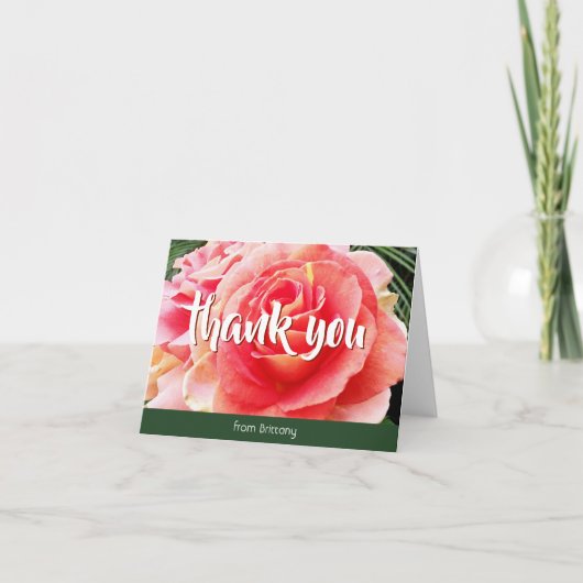 ピンクのバラの写真 ボールド スタイリッシュ カスタム ネーム スクリプト サンキューカード (正面)
