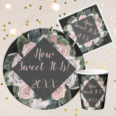 ピンクのバラの卒業式の甘さ ペーパープレート