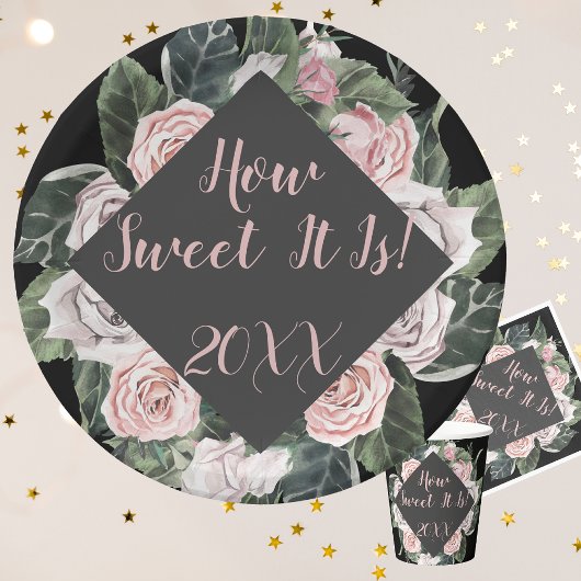 ピンクのバラの卒業式の甘さ ペーパープレート