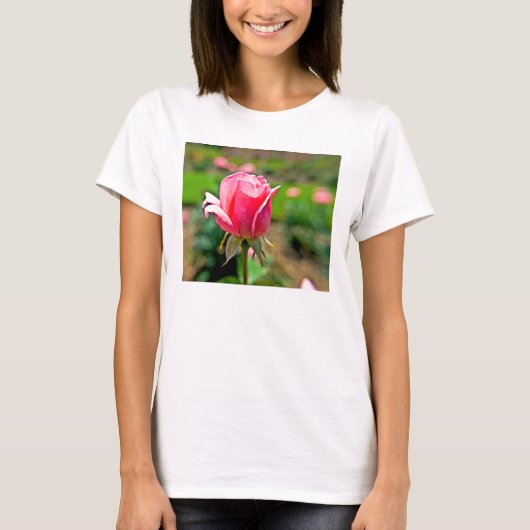 ピンクのバラの庭 Tシャツ (正面)