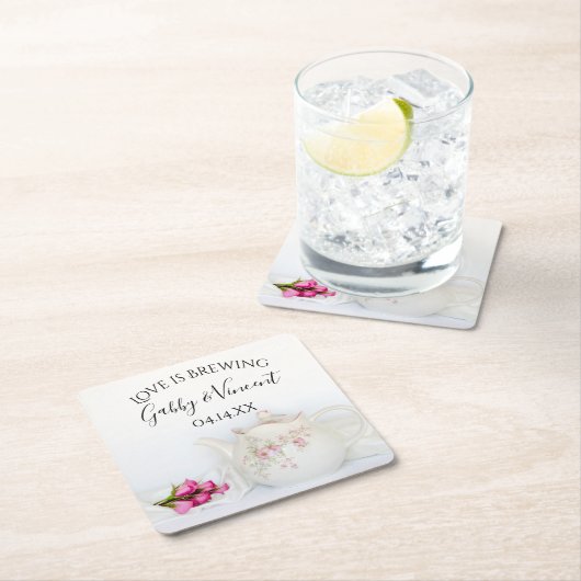 ピンクのバラの愛を持つ結婚ティーポットが醸造されている スクエアペーパーコースター (インサイチュ)