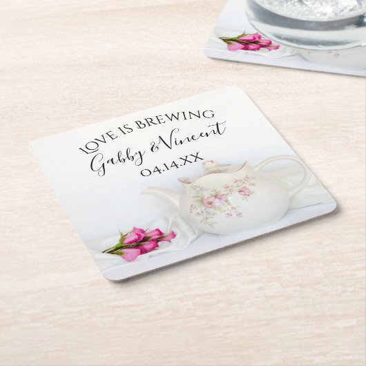 ピンクのバラの愛を持つ結婚ティーポットが醸造されている スクエアペーパーコースター (アングル)