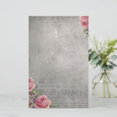 ピンクのバラの文房具との旧式な灰色 便箋 (スタンド正面)
