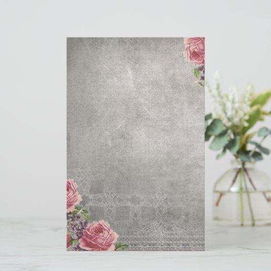 ピンクのバラの文房具との旧式な灰色 便箋 (スタンド正面)