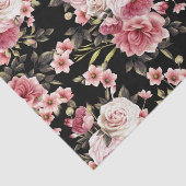 ピンクのバラの汚れ – 黒の背景 薄葉紙 (詳細)