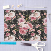 ピンクのバラの汚れ – 黒の背景 薄葉紙 (クラフト)