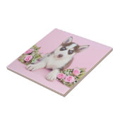 ピンクのバラの美しいハスキーの子犬 タイル (側面)